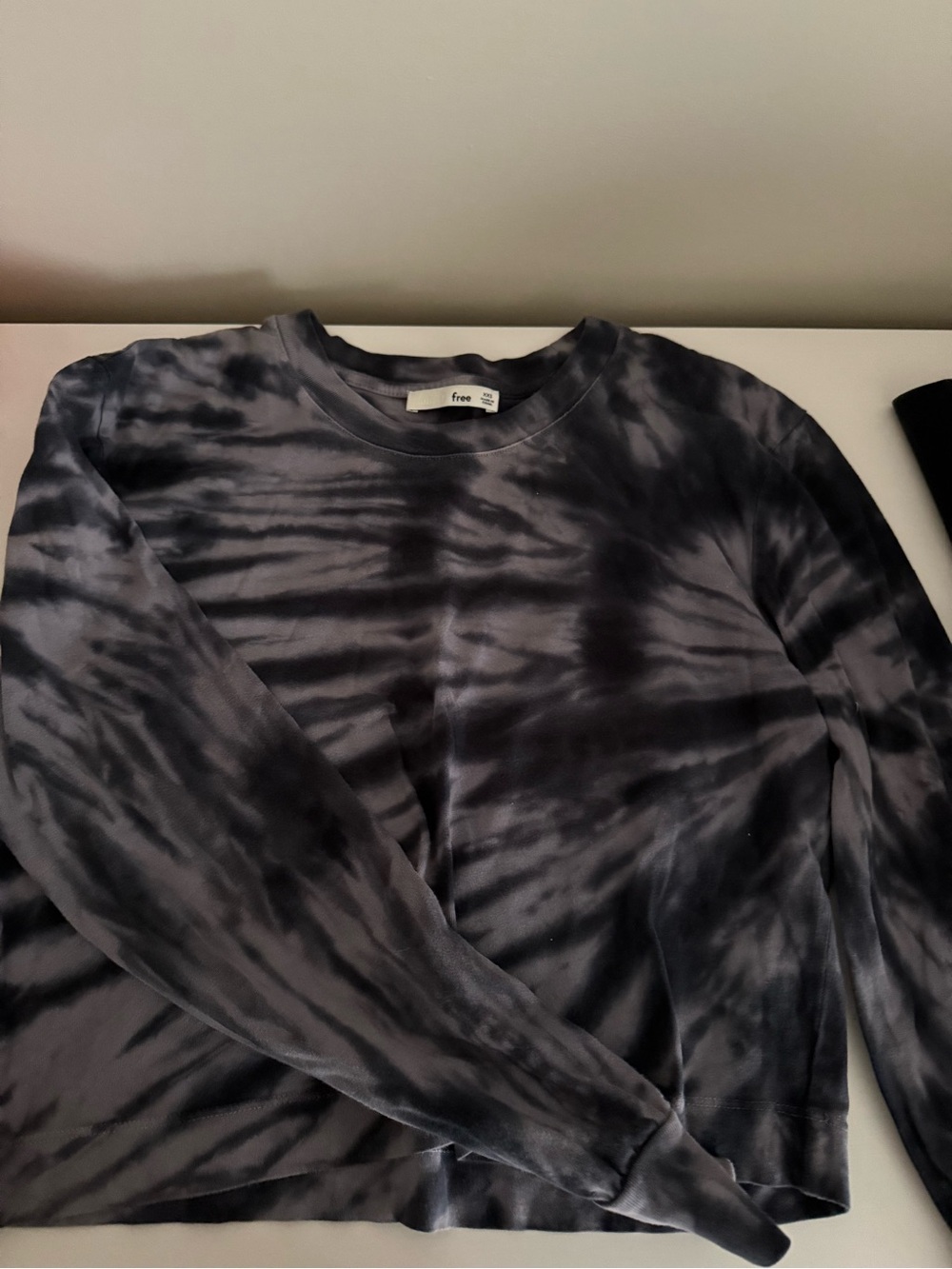 Wilfred Tie-Dye Long Sleeve Crop Top in Black and Gray
